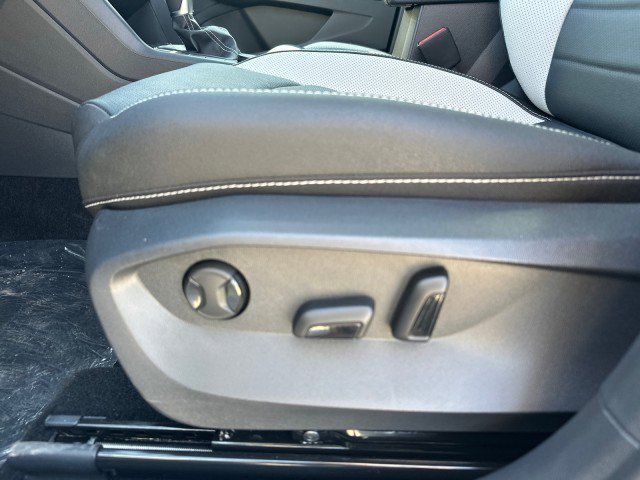 New 2025 Volkswagen Taos SEL image 15
