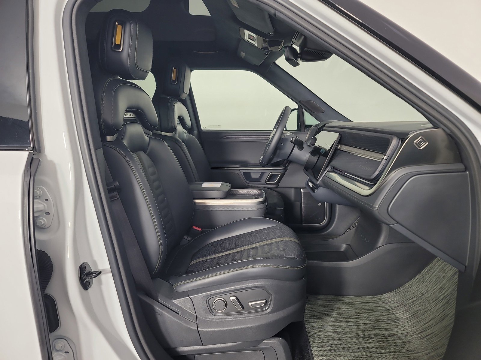 Used 2024 Rivian R1S Adventure AWD/4WD image 24