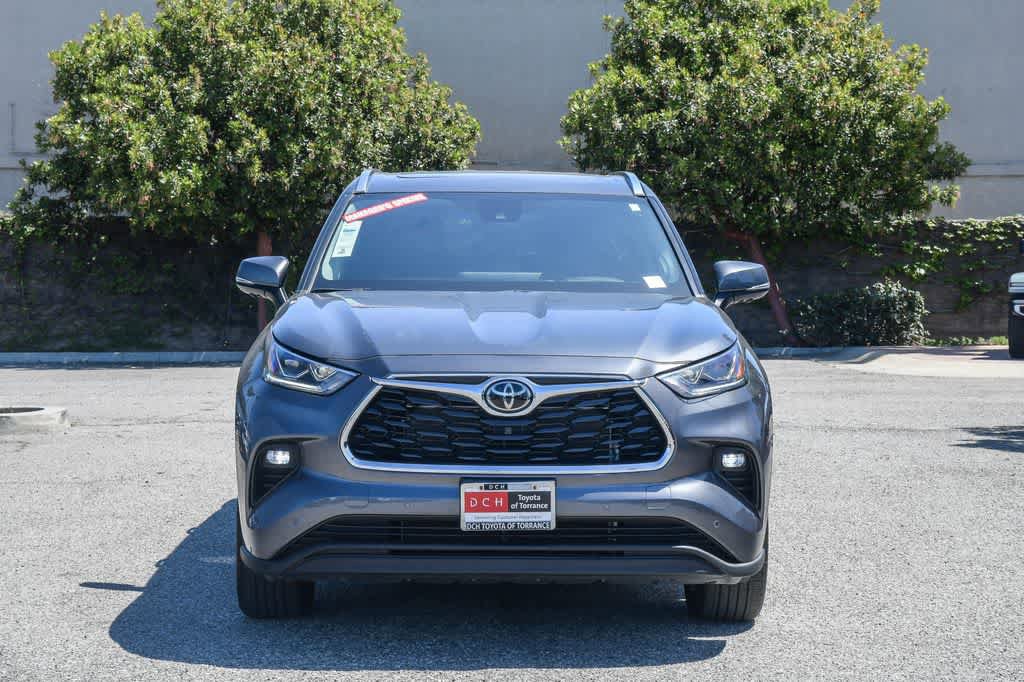 Used 2024 Toyota Highlander Limited FWD image 2