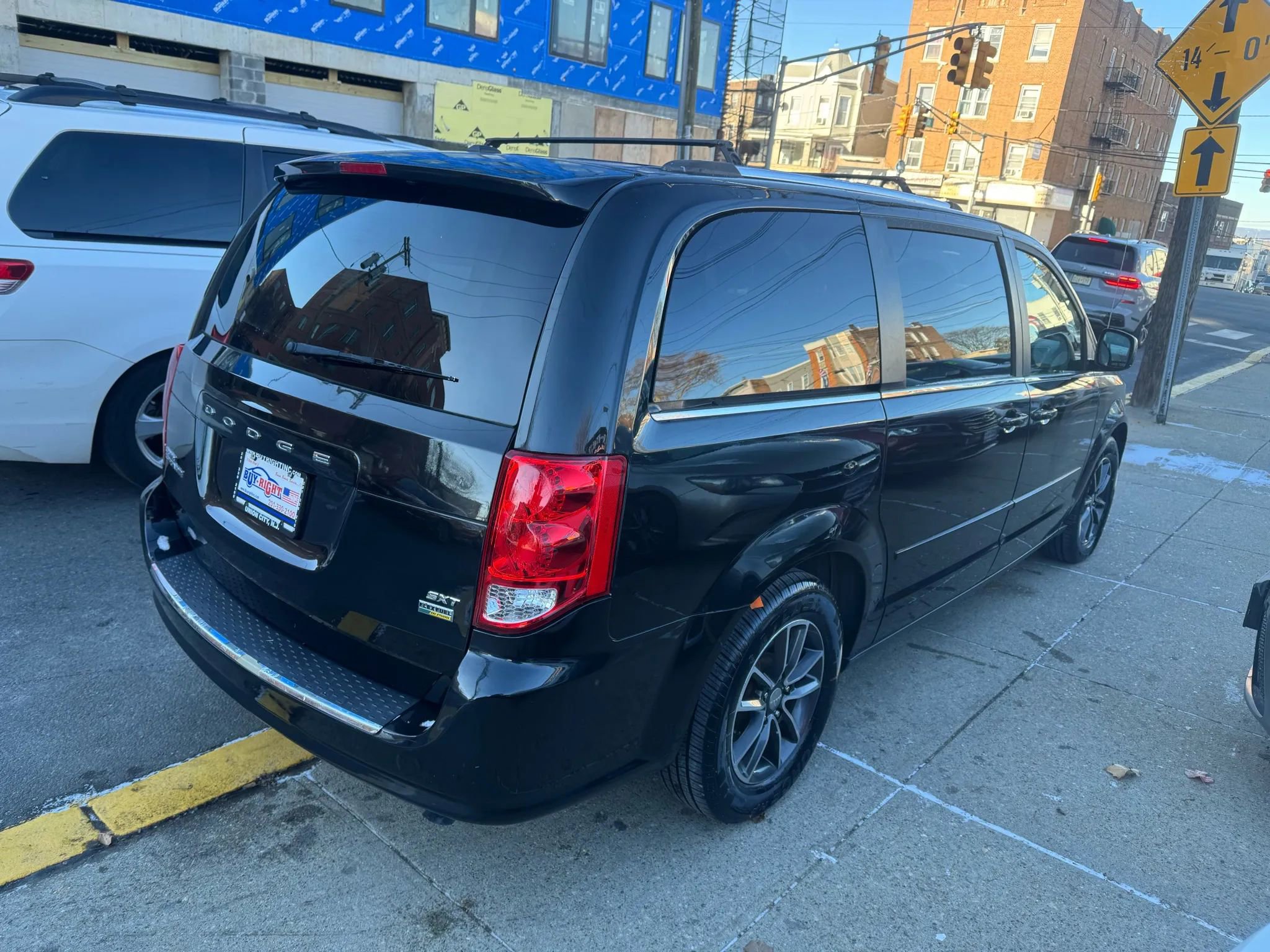 Used 2017 Dodge Grand Caravan SXT image 3