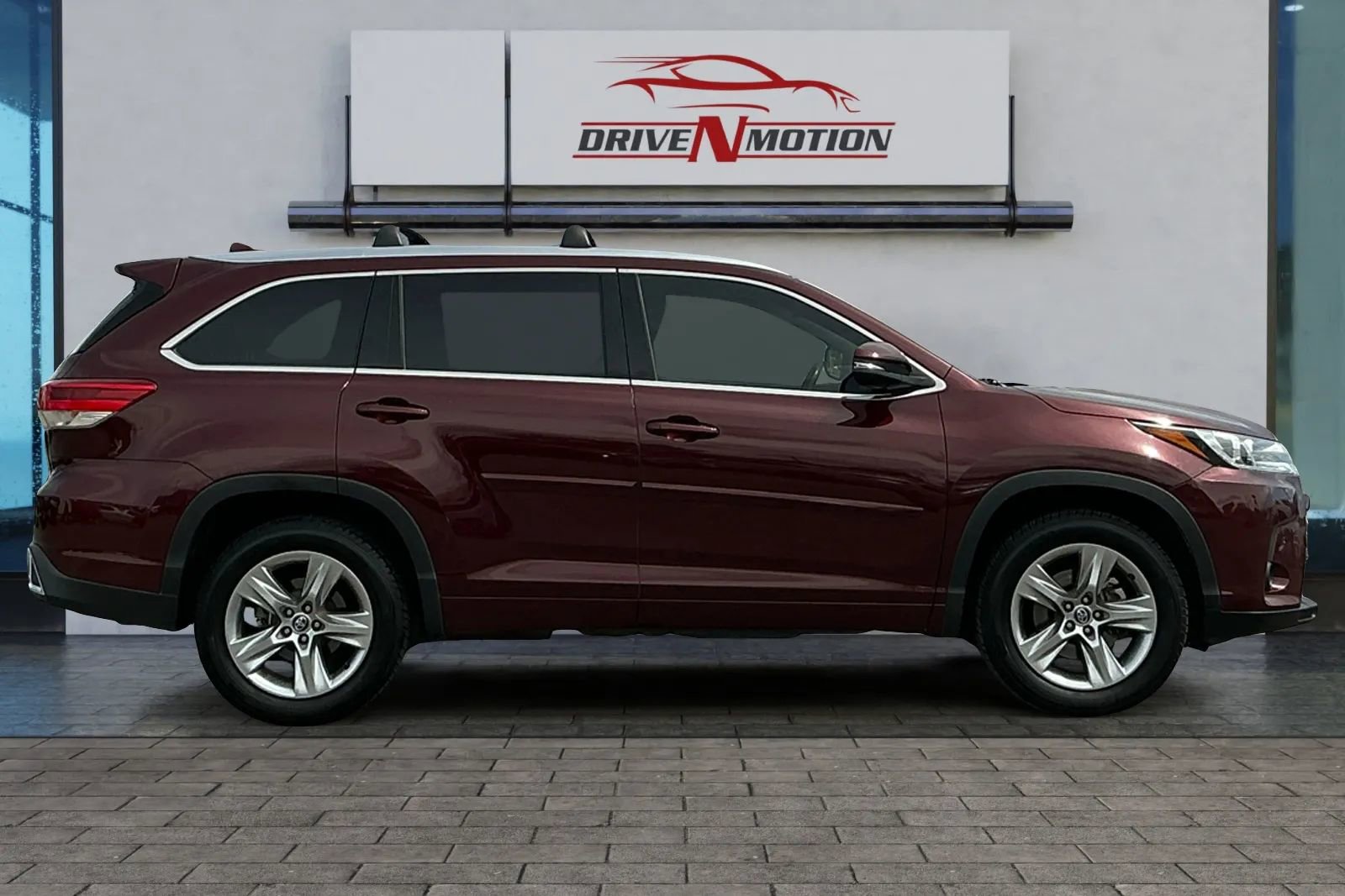 Used 2018 Toyota Highlander Limited image 3