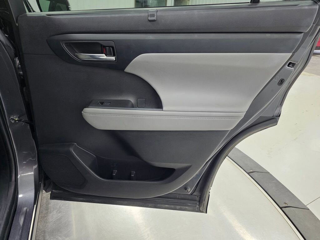 Used 2022 Toyota Highlander XLE image 40
