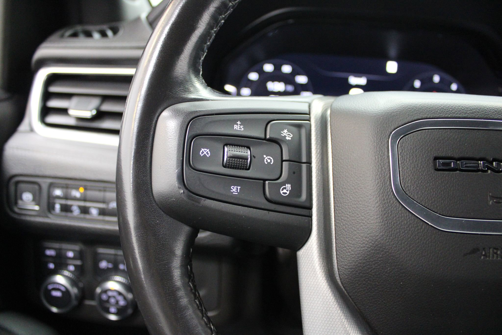 Used 2022 GMC Yukon XL Denali AWD/4WD image 41