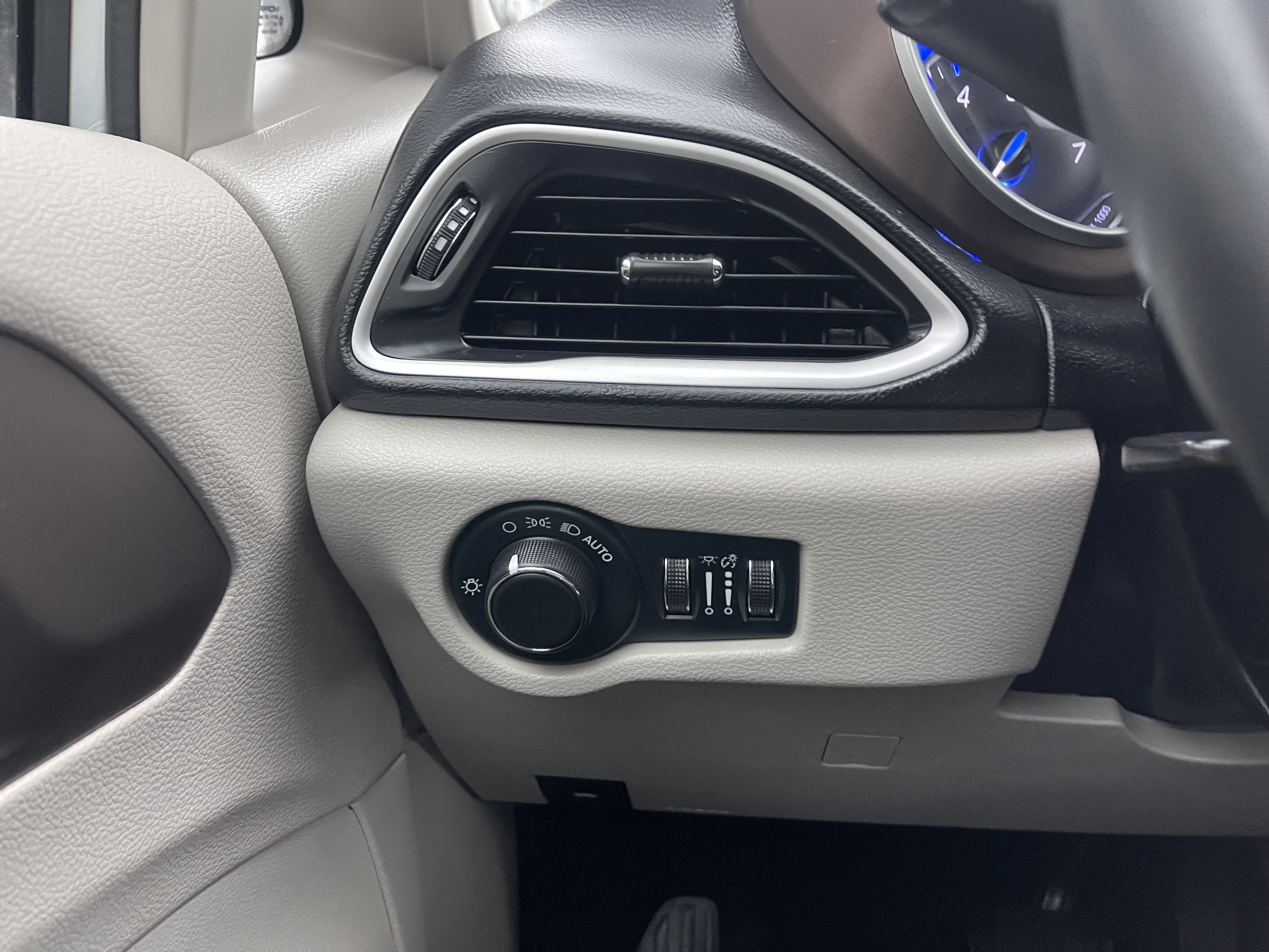 Used 2023 Chrysler Voyager LX image 31