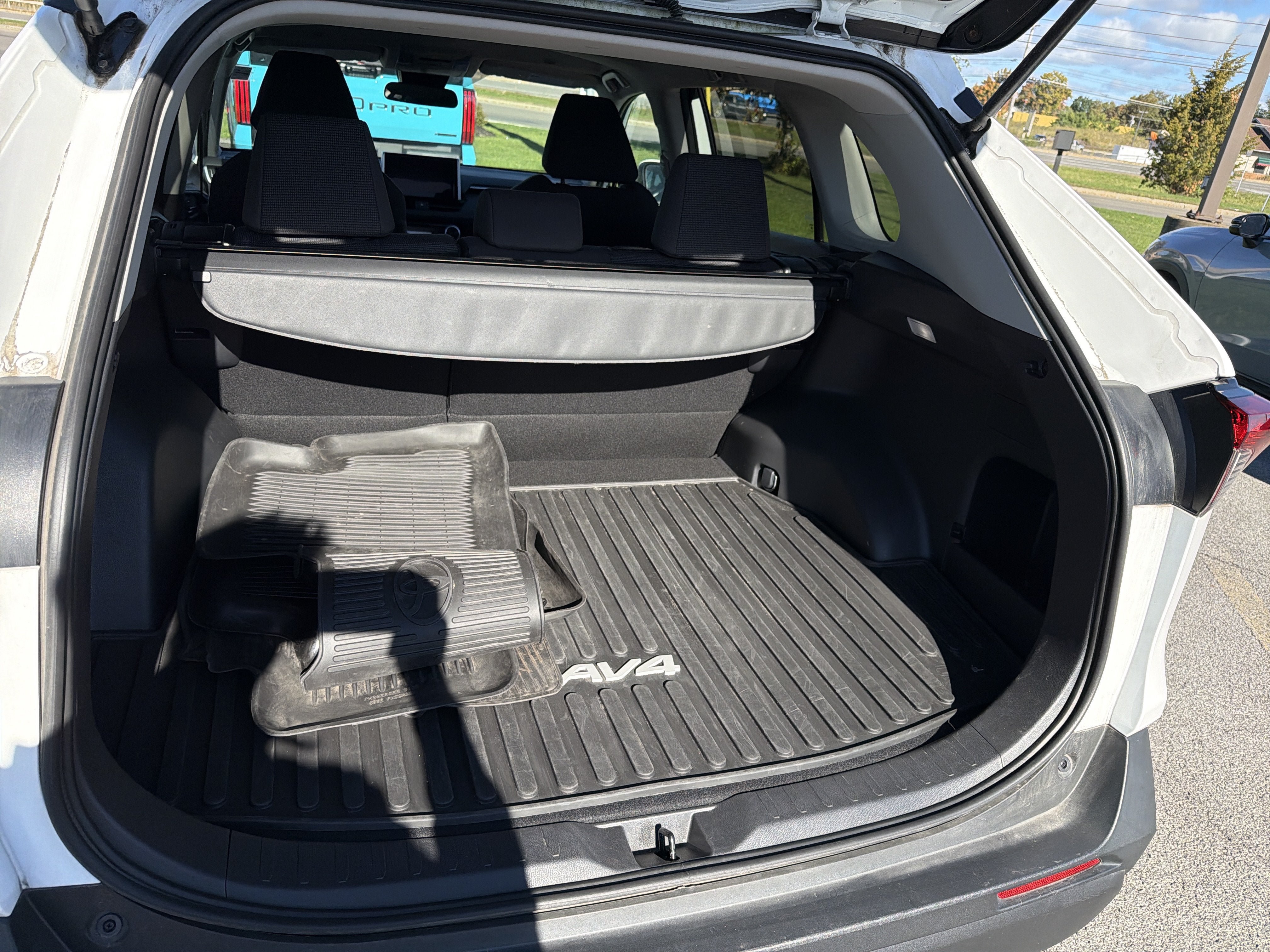 Used 2023 Toyota RAV4 LE AWD/4WD image 21