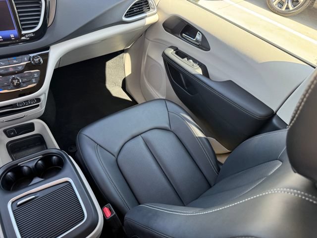 Used 2024 Chrysler Pacifica Touring-L FWD image 26