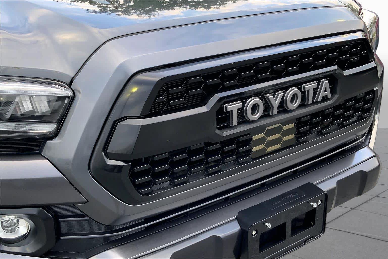 Used 2021 Toyota Tacoma TRD Off-Road w/ Technology Package AWD/4WD image 29