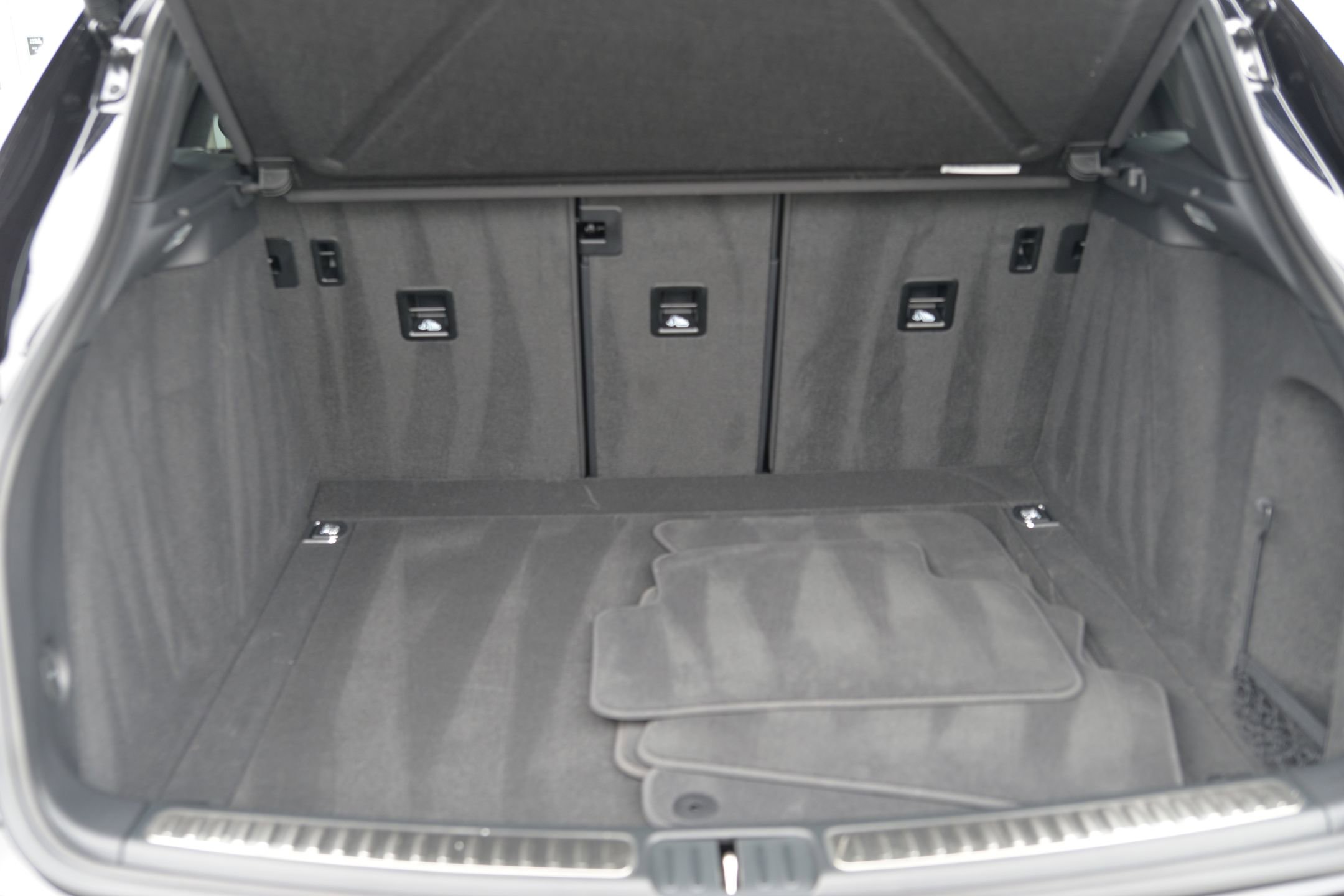 Certified 2025 Porsche Macan image 28