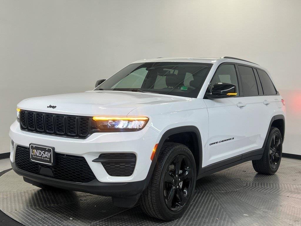 Used 2023 Jeep Grand Cherokee Altitude image 3