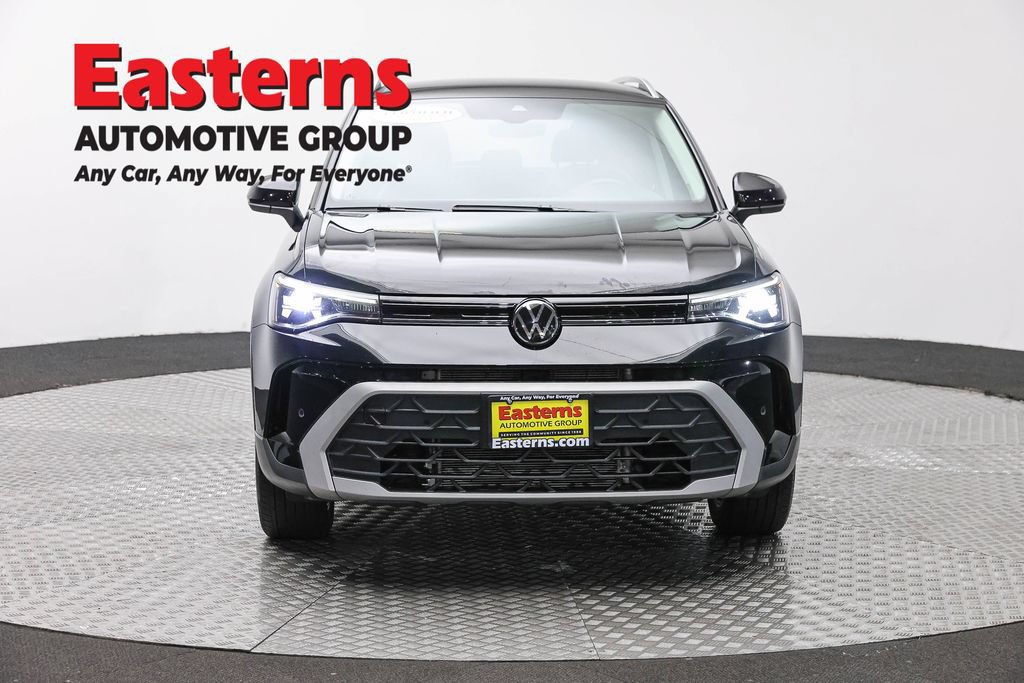 Used 2025 Volkswagen Taos SE AWD/4WD image 2