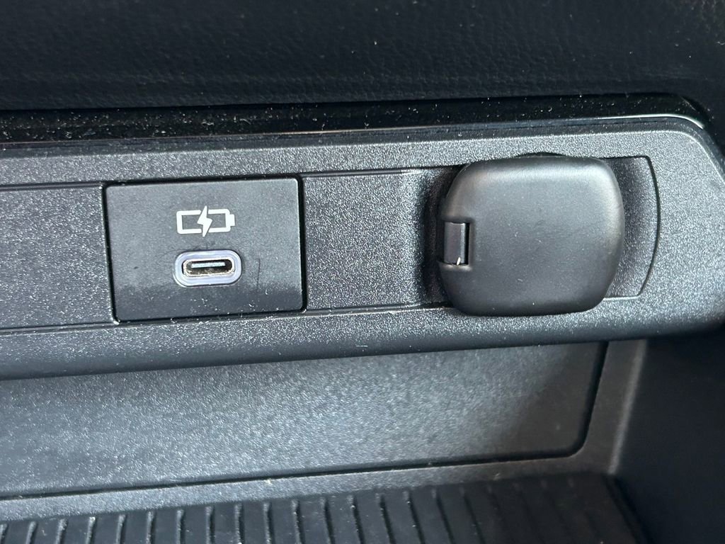 Used 2025 Toyota Prius XLE FWD image 28