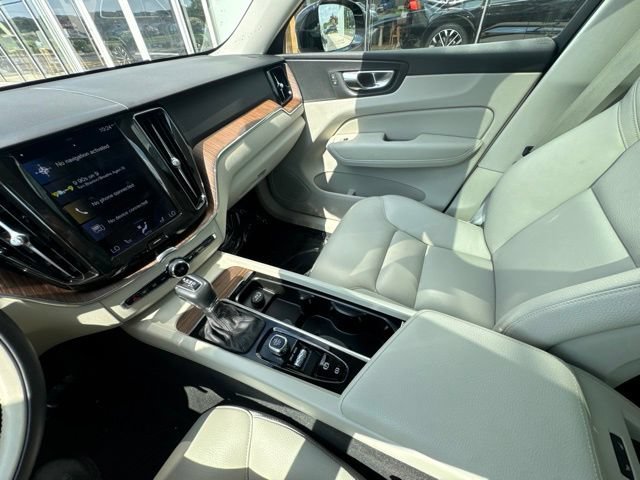 Used 2021 Volvo XC60 T5 Momentum w/ Climate Package AWD/4WD image 22