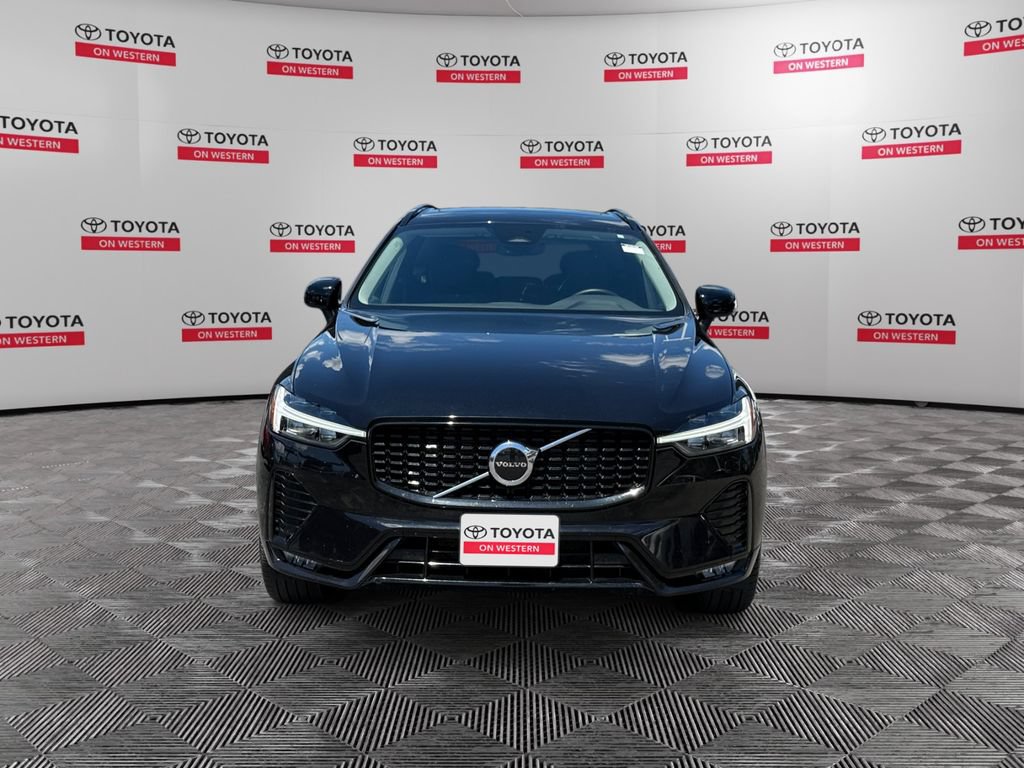 Used 2025 Volvo XC60 B5 Core AWD/4WD image 2