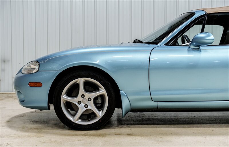 Used 2002 MAZDA MX-5 Miata RWD image 3