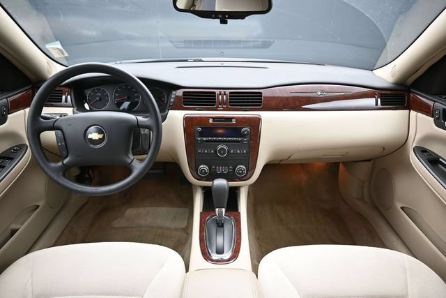 Used 2009 Chevrolet Impala LT FWD image 16