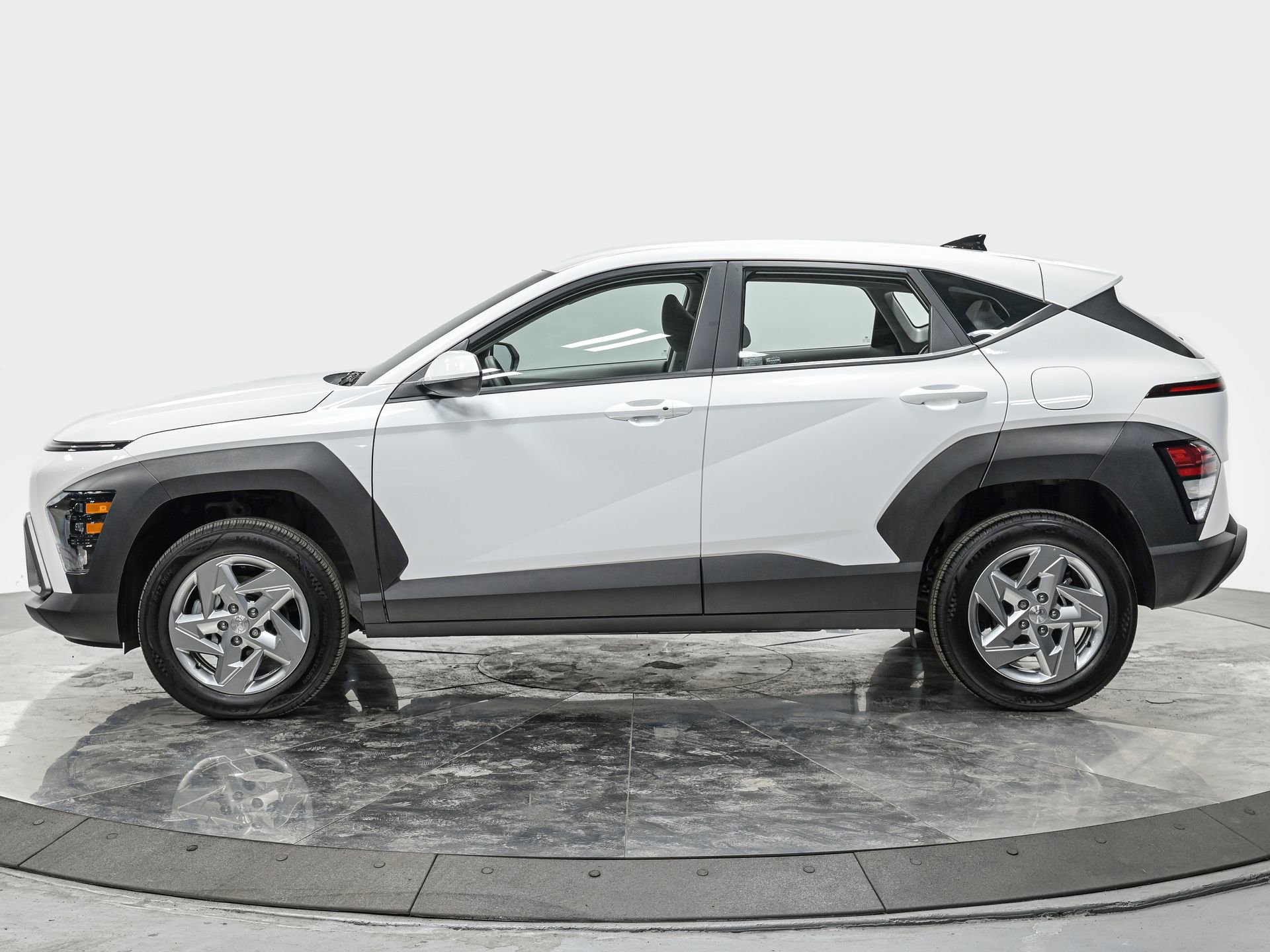 Used 2025 Hyundai Kona SE image 2