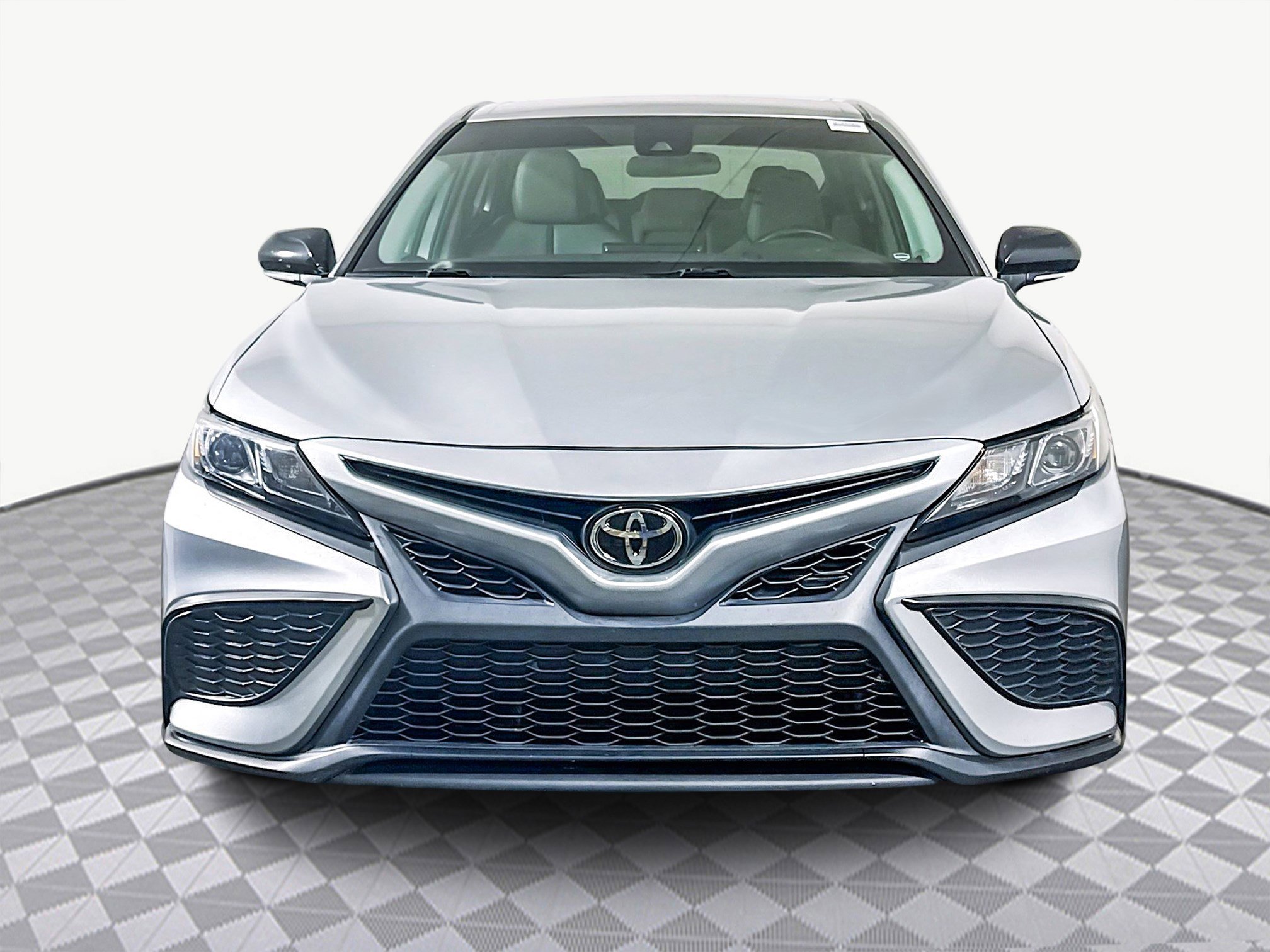Used 2023 Toyota Camry SE image 2