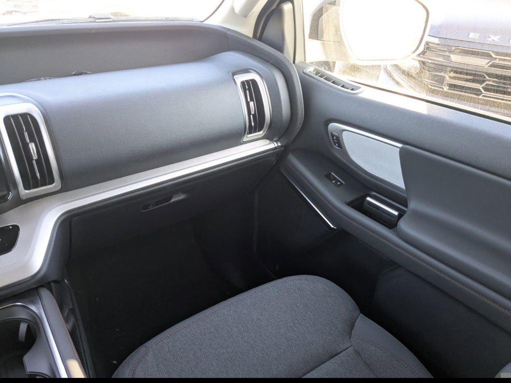 New 2025 Ford Expedition Active image 18