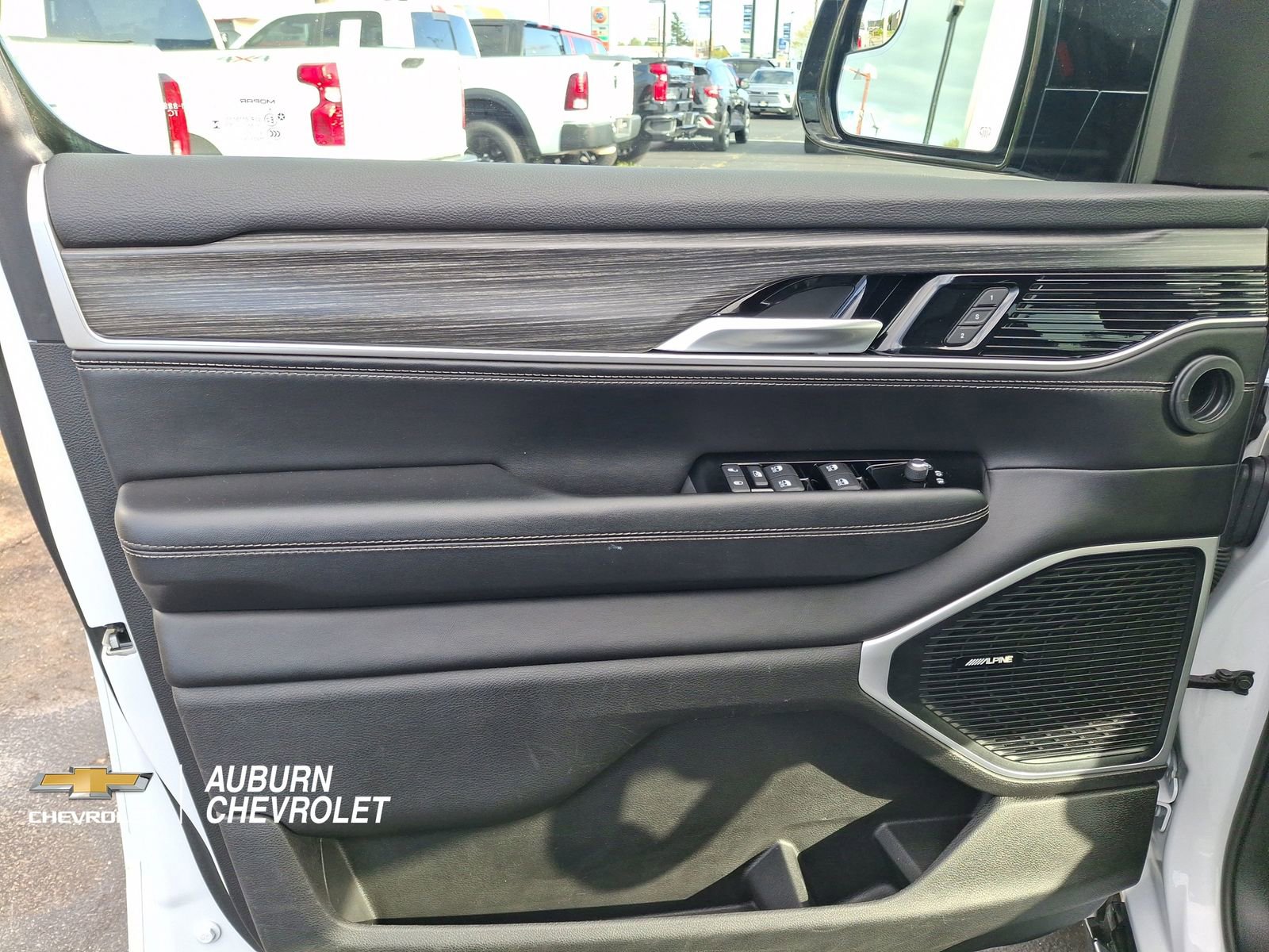 Used 2023 Jeep Wagoneer L Series II AWD/4WD image 18