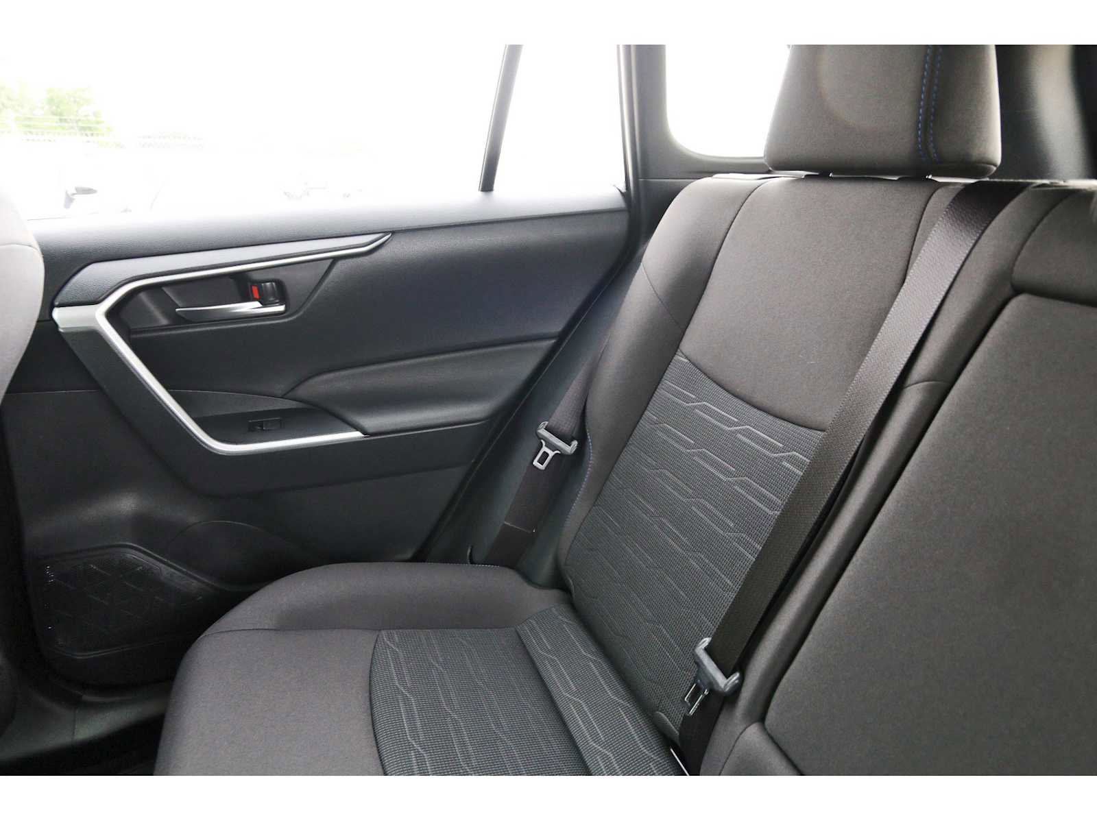 Used 2024 Toyota RAV4 SE image 9