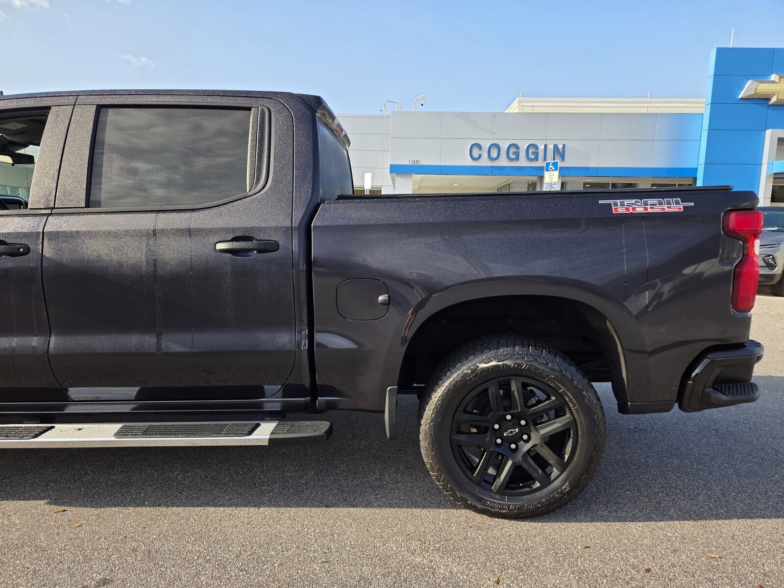 Used 2024 Chevrolet Silverado 1500 Custom Trail Boss w/ LPO, Dark Essentials Package image 4