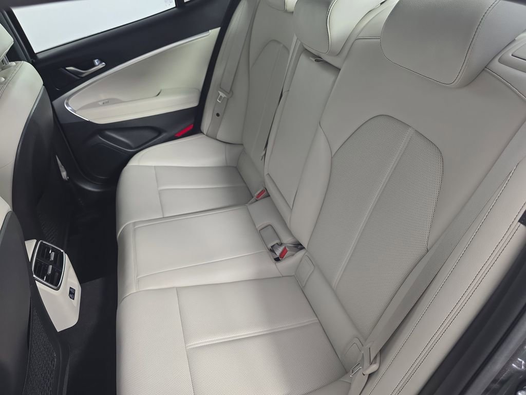 Used 2025 Genesis G70 2.5T image 28