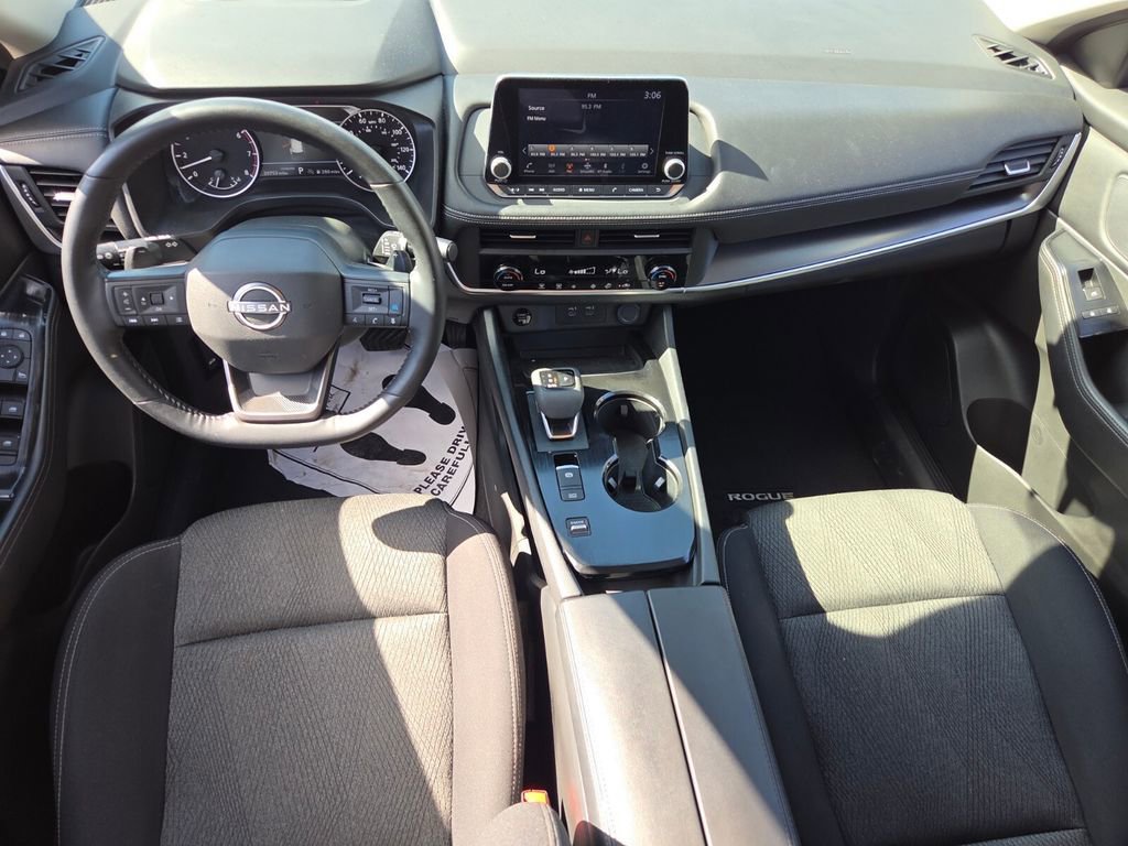 Used 2025 Nissan Rogue SV image 9