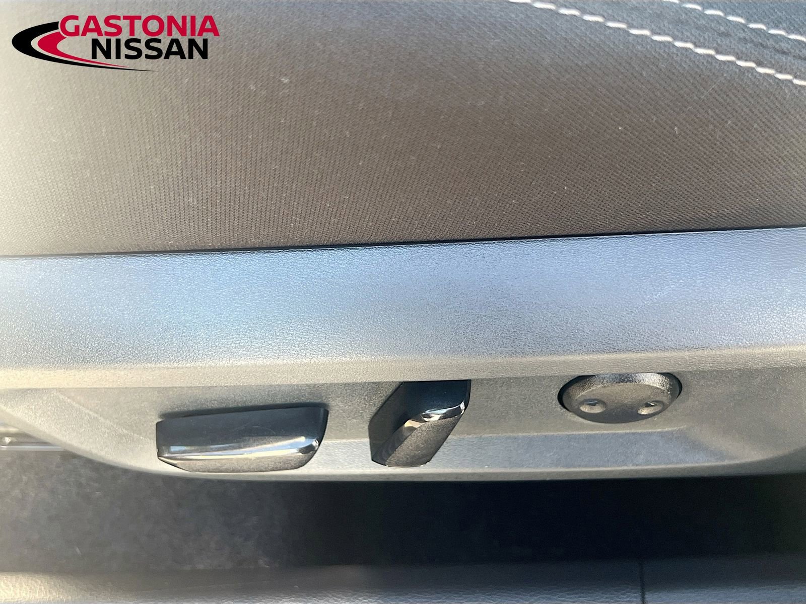 Used 2025 Nissan Rogue SV image 25