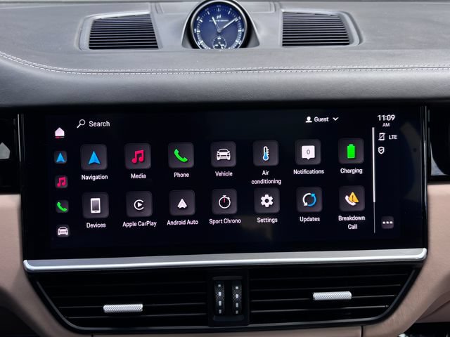 Certified 2022 Porsche Cayenne Turbo S AWD/4WD image 19