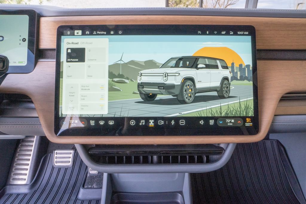 Used 2025 Rivian R1S Premium image 11