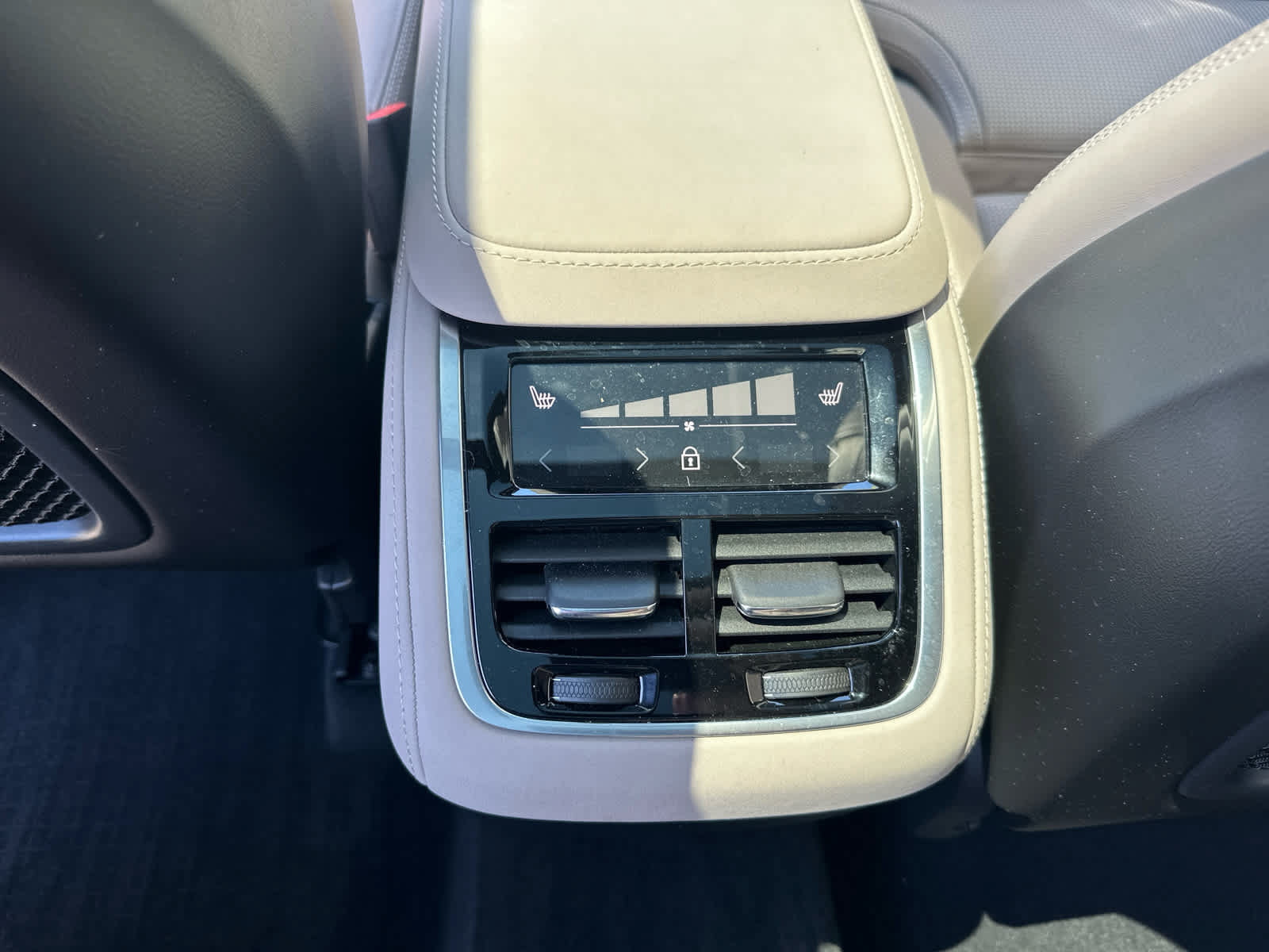 Used 2025 Volvo XC90 B6 Ultra w/ Protection Package AWD/4WD image 28