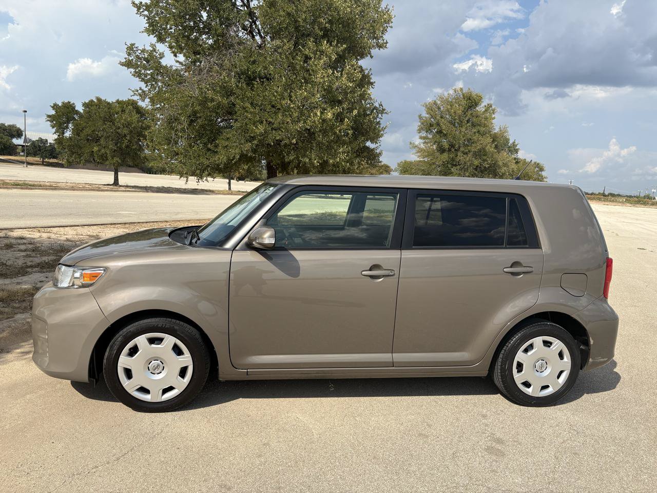 Used 2013 Scion xB FWD image 2