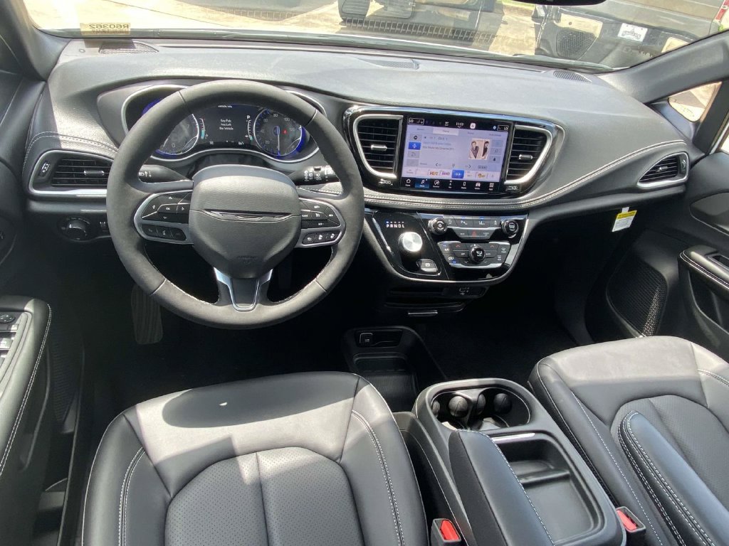 New 2027 Chrysler Pacifica Select w/ Family Tech Group FWD image 10
