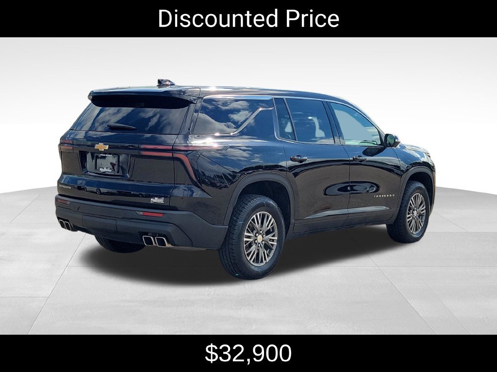 Used 2024 Chevrolet Traverse LS FWD image 3