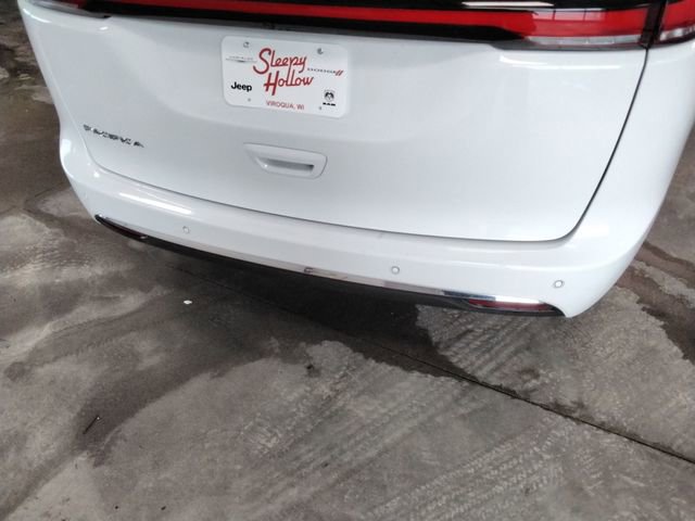 Used 2025 Chrysler Pacifica Select image 15