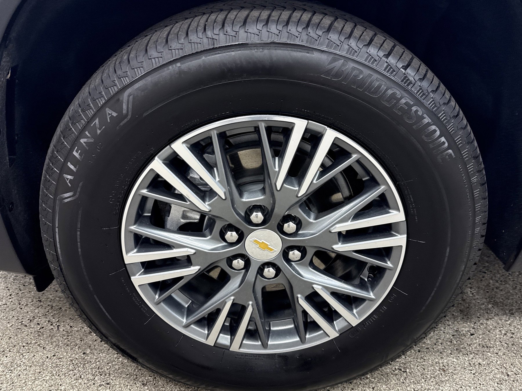 Used 2025 Chevrolet Traverse LT w/ LPO, Roadside Safety Package image 2