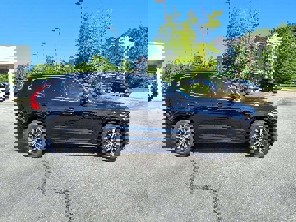 Certified 2023 Volvo XC60 B5 Core image 2