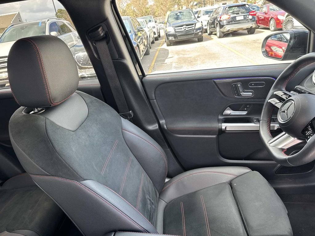 Used 2025 Mercedes-Benz GLB 250 image 11