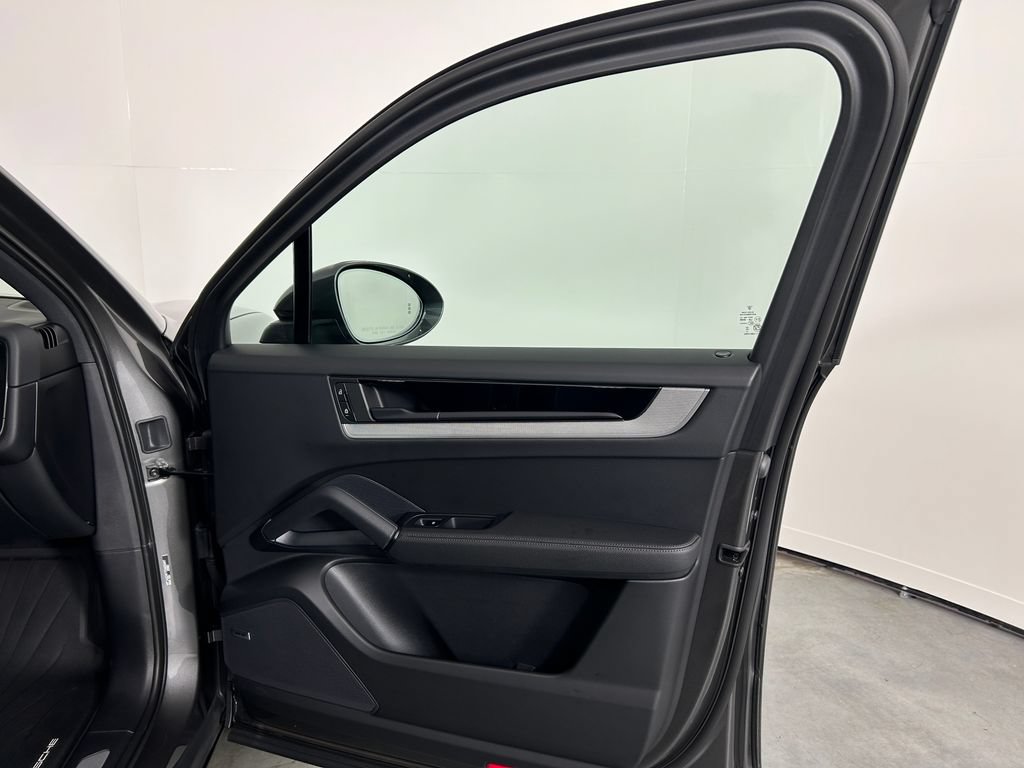 Certified 2026 Porsche Cayenne AWD/4WD image 24