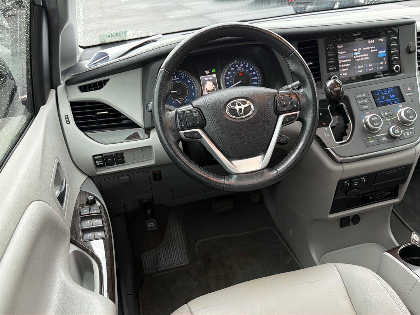 Used 2019 Toyota Sienna XLE Premium FWD image 16