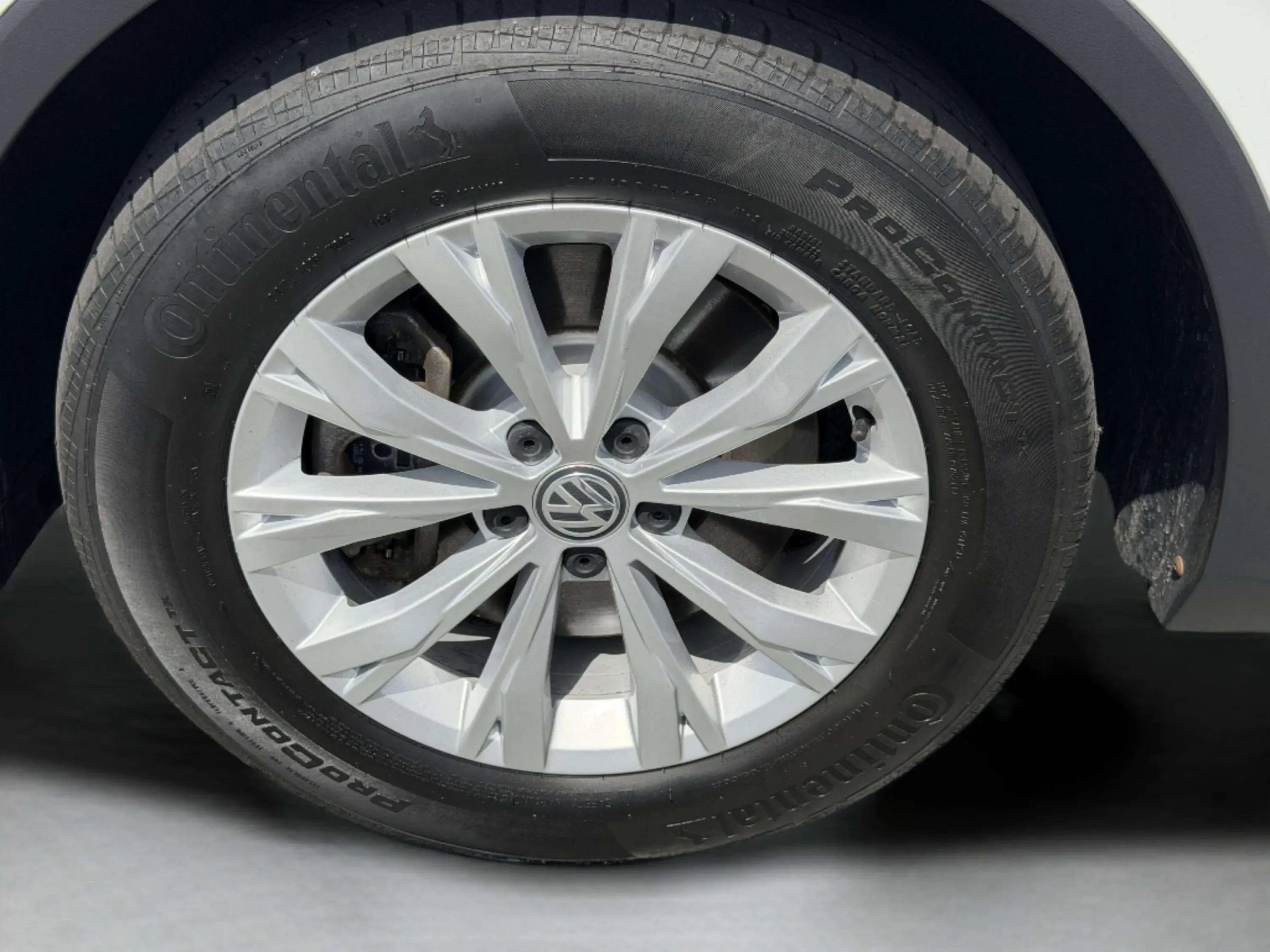 Used 2018 Volkswagen Tiguan SE AWD/4WD image 44