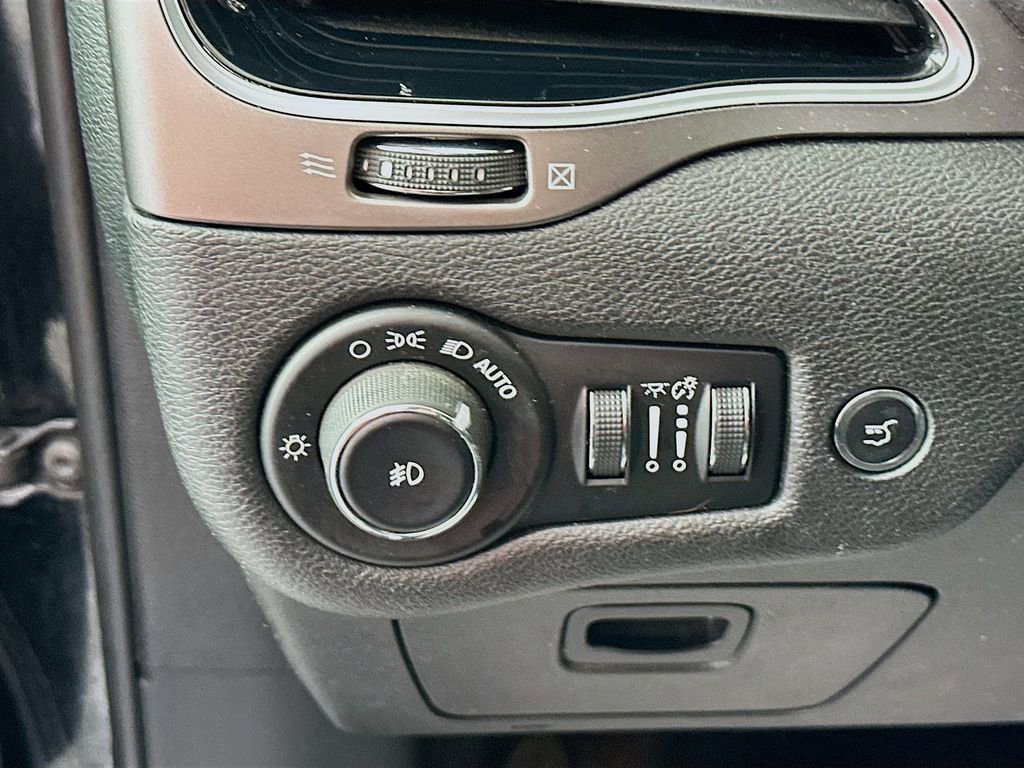 Used 2019 Jeep Cherokee Limited image 10
