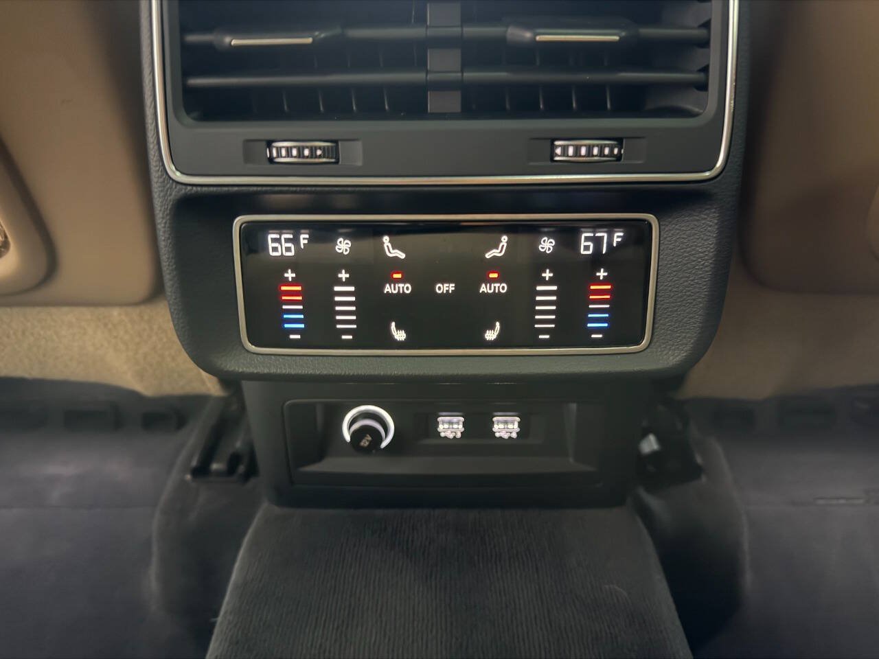 Used 2019 Audi Q8 Premium Plus w/ Premium Plus AWD/4WD image 28