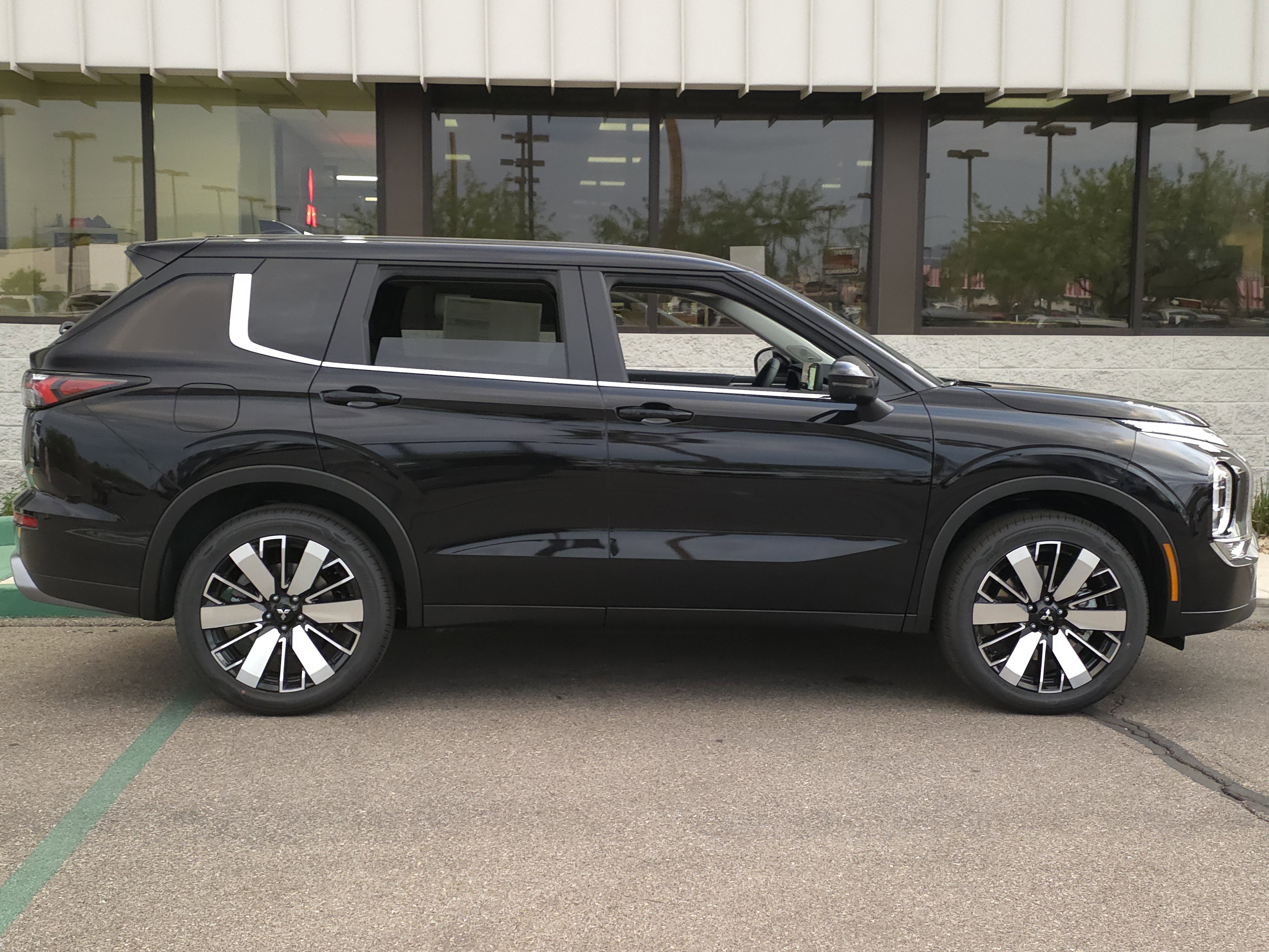 New 2025 Mitsubishi Outlander SE image 6