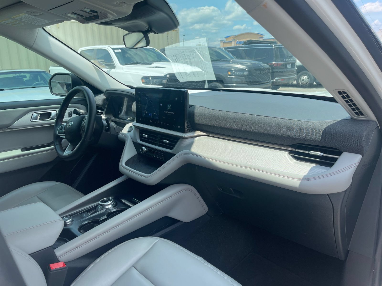 Used 2025 Ford Explorer Active w/ Active Comfort Package RWD image 18