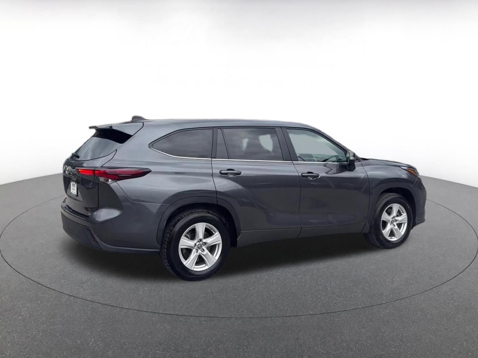 Used 2025 Toyota Highlander LE image 15