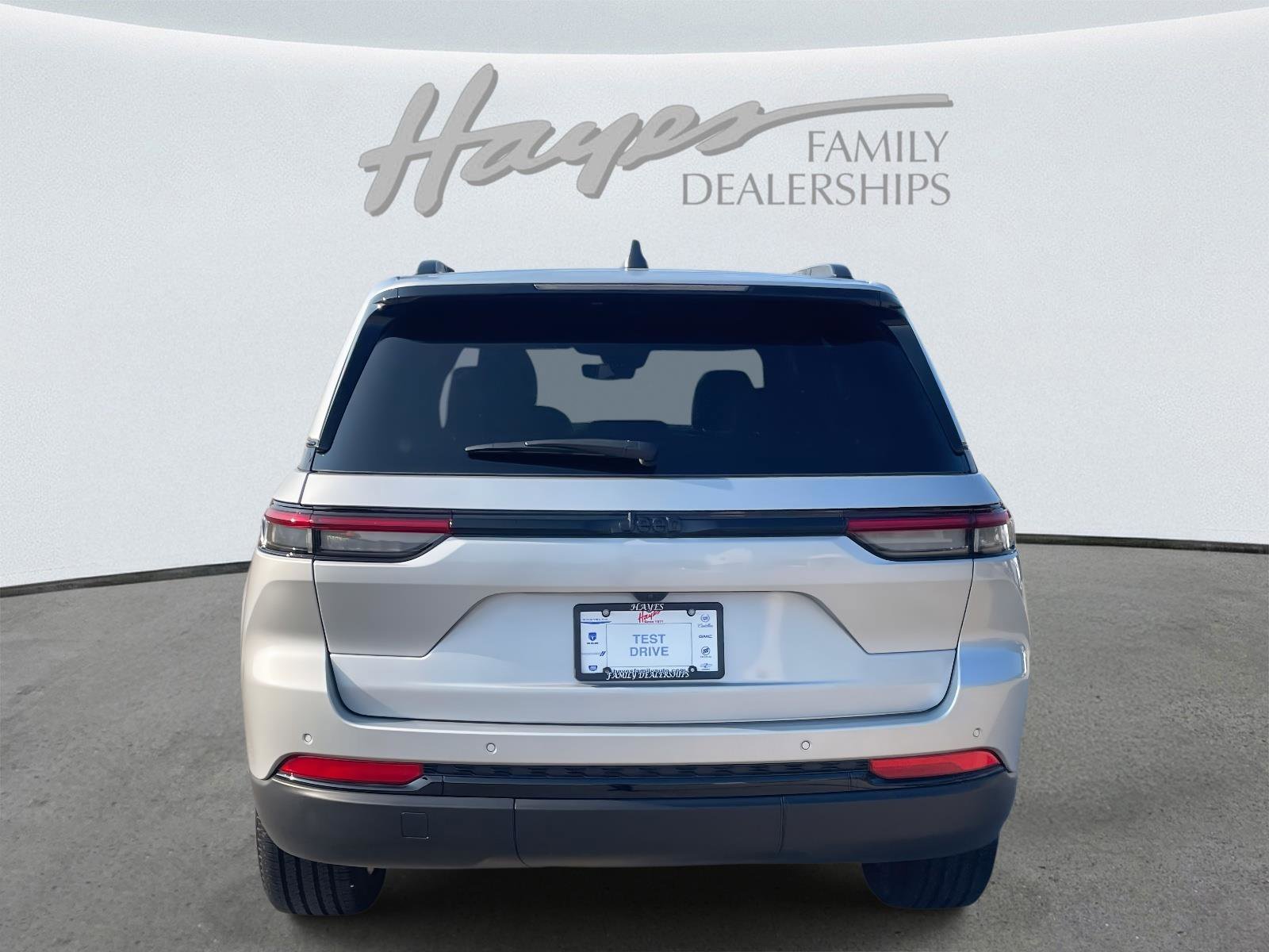 Used 2025 Jeep Grand Cherokee Altitude image 32