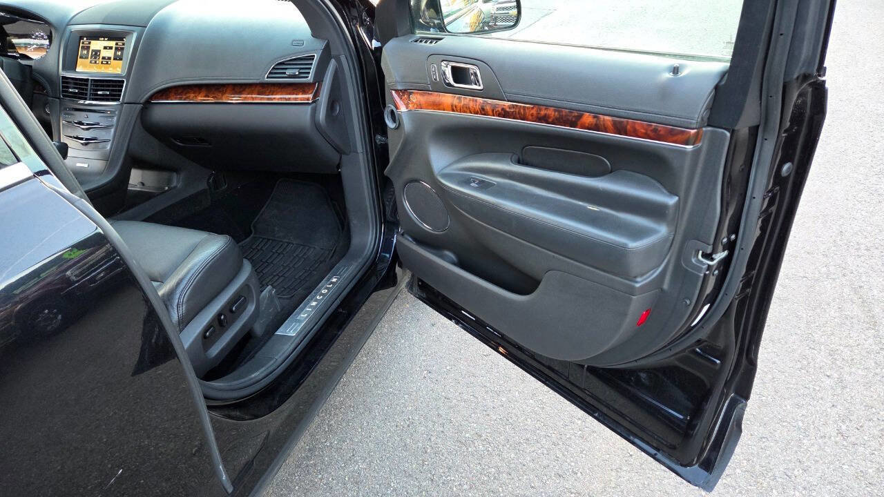 Used 2019 Lincoln MKT AWD image 39