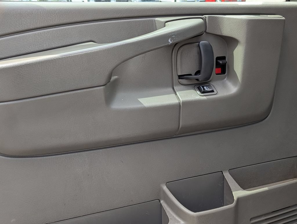 Used 2014 Chevrolet Express 2500 RWD image 12