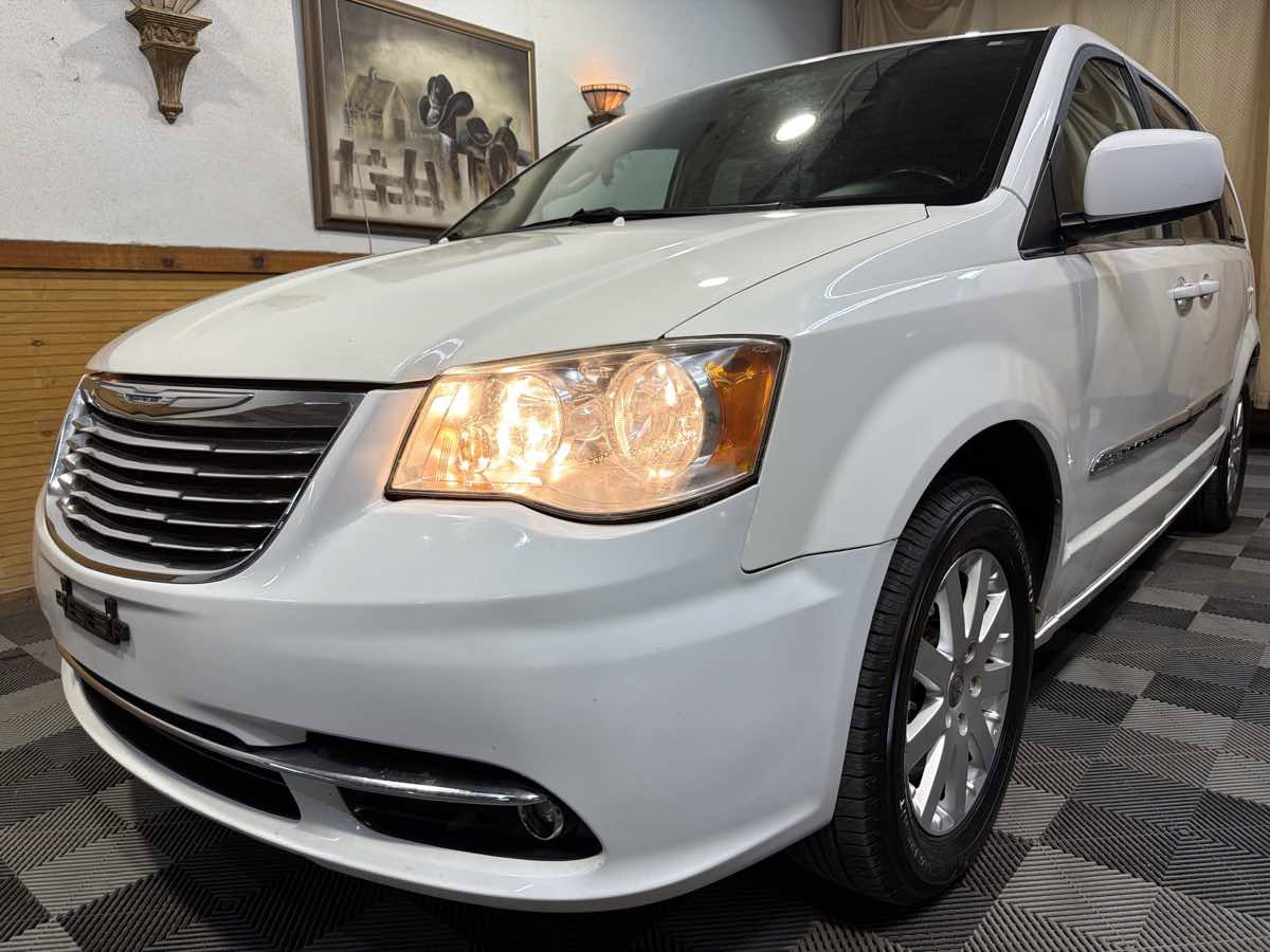 Used 2014 Chrysler Town & Country Touring FWD image 5